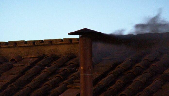 Fumata negra en la primera votación del cónclave: aún no hay Papa La primera votación concluyó con fumata negra, lo que indica que los cardenales aún no han llegado a un consenso para elegir al nuevo líder de la iglesia católica.