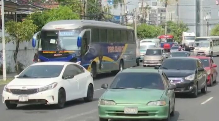 Circular largas horas bajo un fuerte tráfico puede llevar a que su vehículo se sobrecaliente, por lo que los expertos dan recomendaciones.