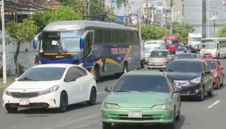 Circular largas horas bajo un fuerte tráfico puede llevar a que su vehículo se sobrecaliente, por lo que los expertos dan recomendaciones.