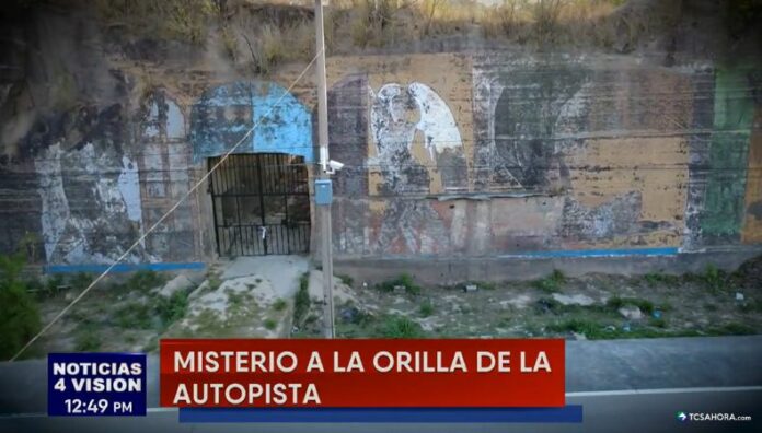 ¿Qué hay detrás del misterioso portón en Comalapa A la orilla de la carretera al Aeropuerto Internacional hay un extraño portón que se roba la atención de quienes transitan por ahí.