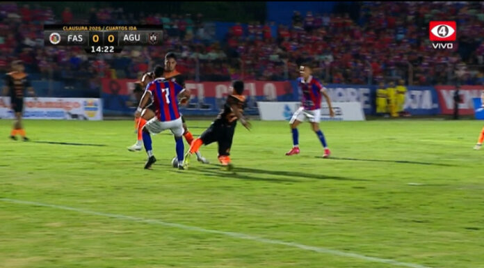 En el minuto 14 del primer tiempo, Rafael Tejada de FAS cayó dentro del área por una posible infracción de jugador de Águila.