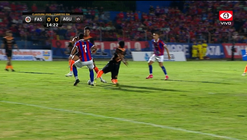 En el minuto 14 del primer tiempo, Rafael Tejada de FAS cayó dentro del área por una posible infracción de jugador de Águila.