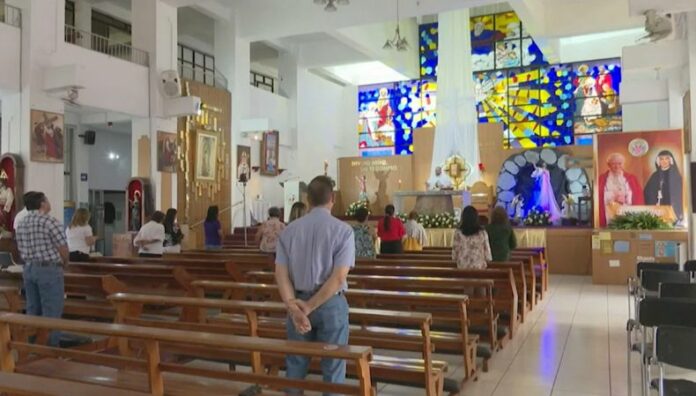 Feligreses salvadoreños piden en oración por el nuevo Papa Los feligreses confían que el Espíritu Santo infunda su sabiduría y bondad en los cardenales para elegir al nuevo Papa.