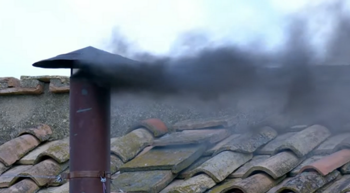 Tras la tercera votación del cónclave, los 133 cardenales aún no alcanzan un consenso para definir al próximo papa.