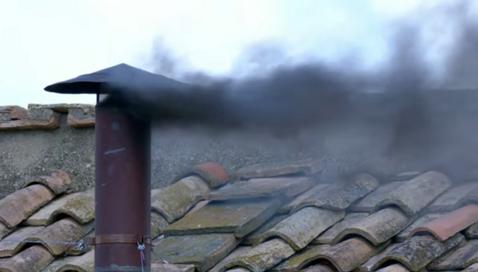 FUMATA NEGRA EN ELECCIÓN DEL PAPA Tras la tercera votación del cónclave, los 133 cardenales aún no alcanzan un consenso para definir al próximo papa.