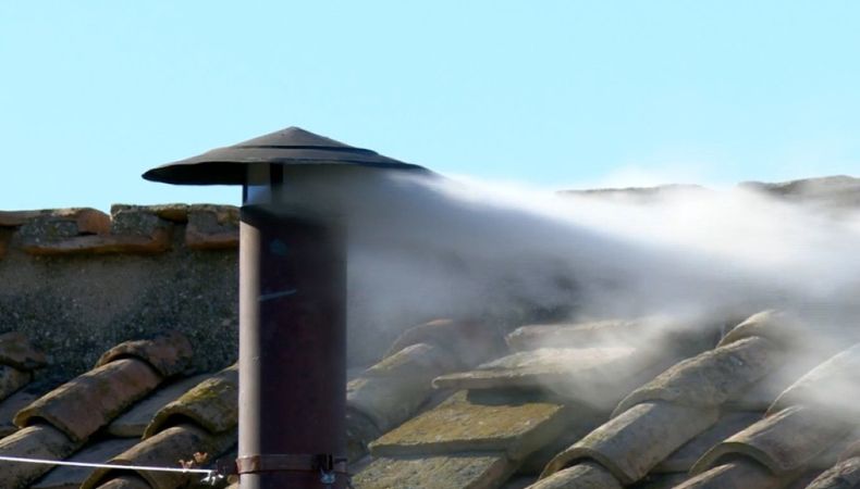 Tras la fumata blanca, comienza el rito final: el papa acepta, se viste en la 