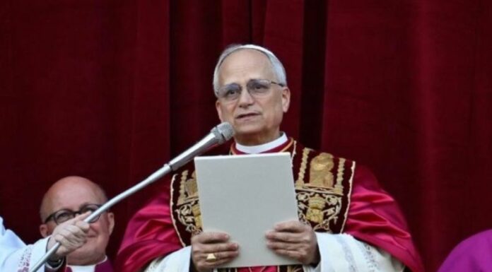 El recién elegido papa, León XIV, expresó su gratitud al papa Francisco por el legado dejado y ofreció un mensaje en español durante su primer discurso.