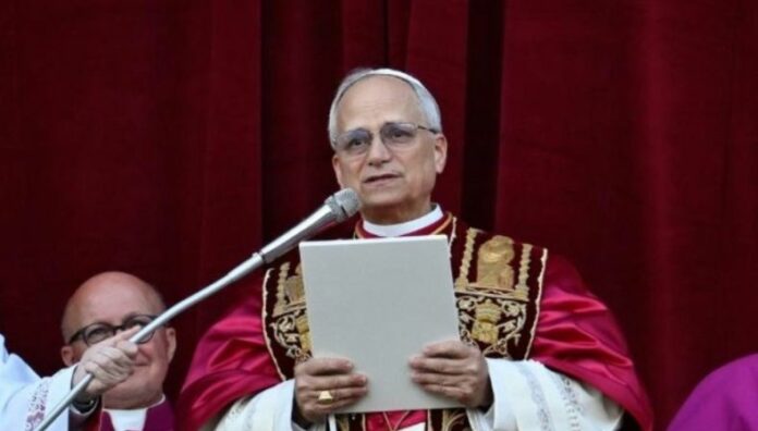 Ayudadnos a construir puentes de paz León XIV en su primer discurso como papa El recién elegido papa, León XIV, expresó su gratitud al papa Francisco por el legado dejado y ofreció un mensaje en español durante su primer discurso.