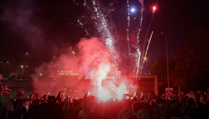Clasificación del PSG termina con disturbios en París La clasificación del PSG a la final de la Champions terminó en violencia con heridos y un automóvil incendiado.