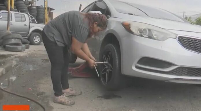 Una madre salvadoreña ha desafiado los estereotipos al dedicarse a la mecánica automotriz para llevar el sustento a su hogar.