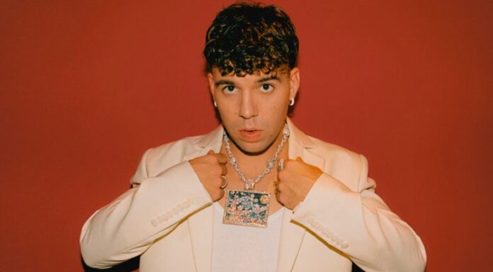 Quevedo ofreció un espectáculo vibrante en el Complejo Estadio Cuscatlán como parte de su gira y agradeció al público por quedarse pese a la lluvia.