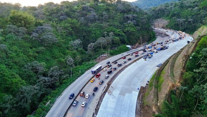 Habilitan paso vehicular en la carretera Los Chorros A raíz de un derrumbe, el tránsito vehicular en la carretera Los Chorros se mantuvo inhabilitado por dos semanas.