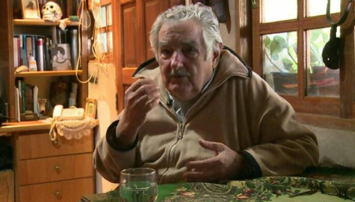 Expresidente de Uruguay, Mujica, atraviesa fase terminal de cáncer La esposa del expresidente de Uruguay, confirmó este lunes que están haciendo lo necesario para que Mujica viva “lo mejor posible”.