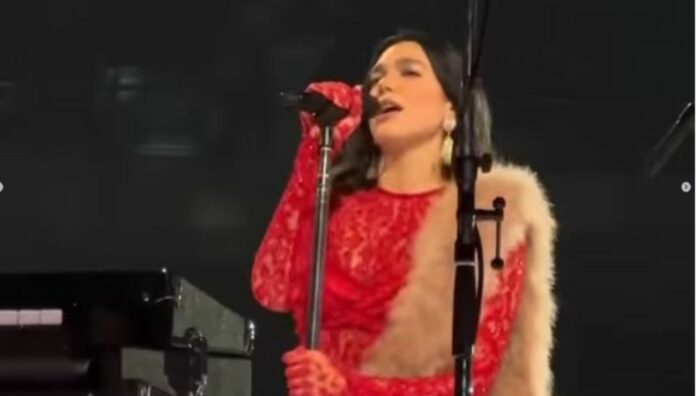 Dua Lipa conquista Madrid con homenajes a Enrique Iglesias y Manu Chao Durante sus primeros conciertos en España, Dua Lipa sorprendió al interpretar dos canciones en español.
