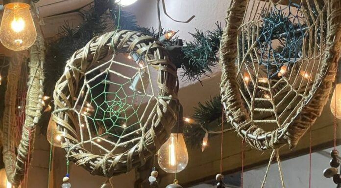 Los atrapasueños son amuletos ceremoniales de origen indígena norteamericano, especialmente de los pueblos Ojibwa.