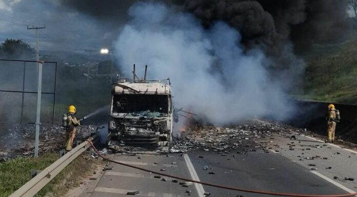 Al menos ocho adultos y un menor de edad fallecieron en un grave accidente de tránsito registrado en el estado de Minas Gerais, Brasil.
