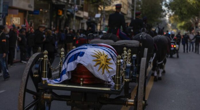 Cientos de uruguayos salieron este miércoles a las calles para despedir al expresidente José 