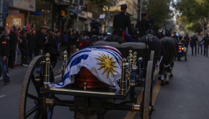 Uruguay despide a José Cientos de uruguayos salieron este miércoles a las calles para despedir al expresidente José