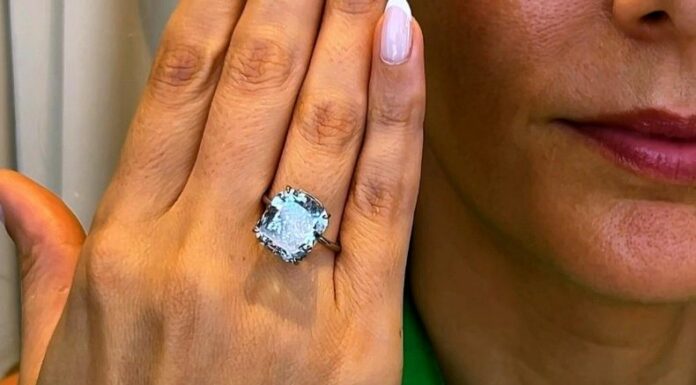 Una coleccionista privada estadounidense ganó la subasta y se quedó con el raro diamante azul, informó la casa de subastas Sotheby's.