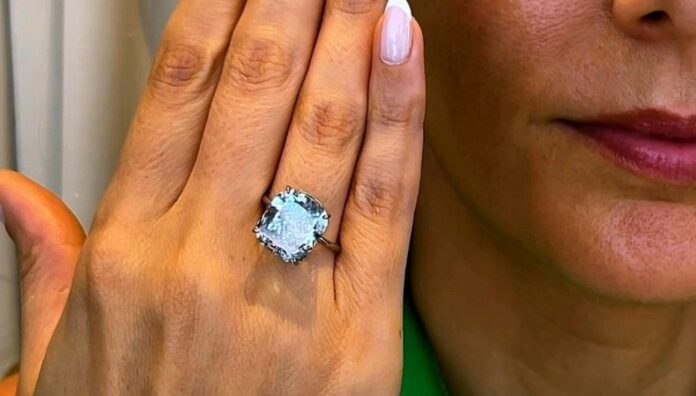 Un diamante azul muy raro se subastó en $21.5 millones en Ginebra Una coleccionista privada estadounidense ganó la subasta y se quedó con el raro diamante azul, informó la casa de subastas Sotheby's.