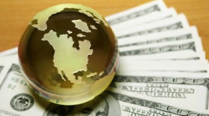 El presidente Trump propone que se aplique un impuesto del 5% a las remesas que envían a diversos países los migrantes que viven indocumentados en EEUU