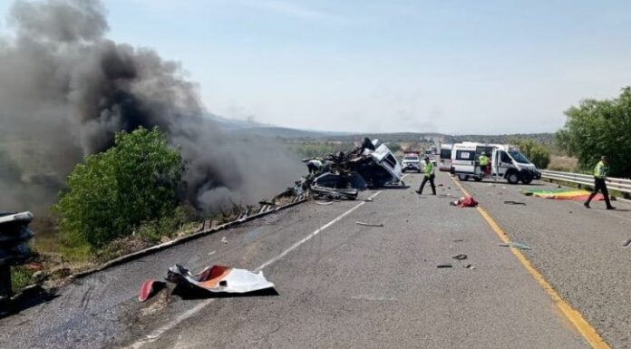 Un múltiple accidente de tránsito en México cobró la vida de al menos 21 personas y dejó alrededor de 10 heridos.