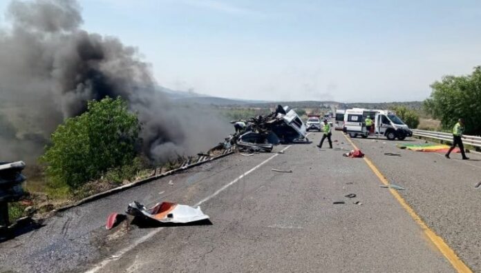 Al menos 21 fallecidos tras aparatoso accidente de tránsito en México Un múltiple accidente de tránsito en México cobró la vida de al menos 21 personas y dejó alrededor de 10 heridos.