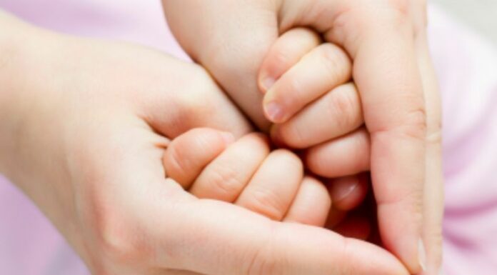 Adoptar significa crear lazos verdaderos llenos de amor. En El Salvador, muchas personas abren sus hogares para brindar esperanza y cariño.