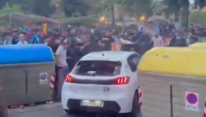 Reportan atropello masivo en alrededores de un estadio en España Autoridades reportaron este jueves un atropello masivo en los alrededores de un estadio de España, minutos previo a un partido de fútbol.