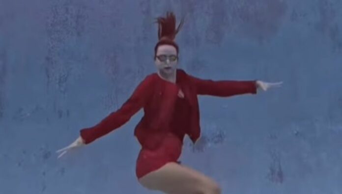 El video, que le tomó más de tres años preparar, fue grabado sin ayuda y destaca por su precisión y creatividad al bailar el éxito Thriller.