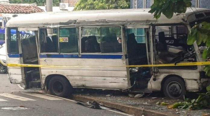 El percance involucró a un microbús de la ruta 11 y un vehículo particular. El paso en la zona continúa cerrado en San Jacinto.