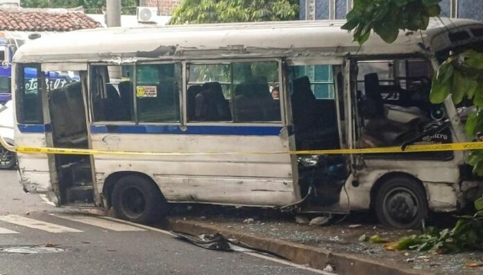 En Desarrollo: Al menos 15 lesionados en accidente de tránsito en San Jacinto El percance involucró a un microbús de la ruta 11 y un vehículo particular. El paso en la zona continúa cerrado en San Jacinto.