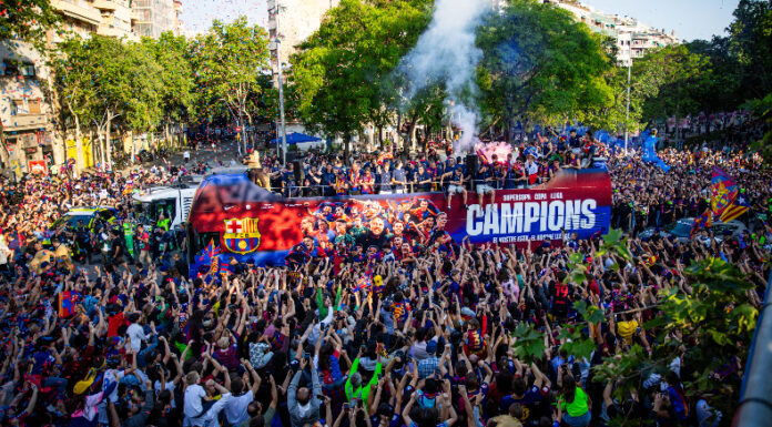Barcelona salió a las calles de la ciudad a celebrar con sus aficionados el triplete logrado en la temporada.