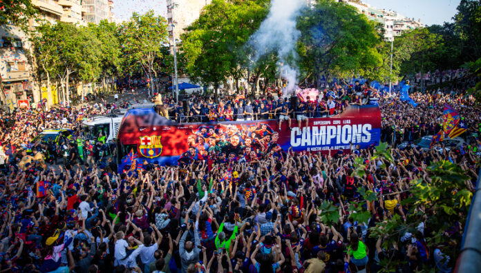 Barcelona celebró con su afición Barcelona salió a las calles de la ciudad a celebrar con sus aficionados el triplete logrado en la temporada.