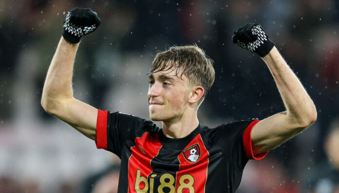 Real Madrid anuncia su primer fichaje para la próxima temporada El defensa español firmó por cinco temporadas con el Real Madrid tras su paso por el Bournemouth de la Premier League.