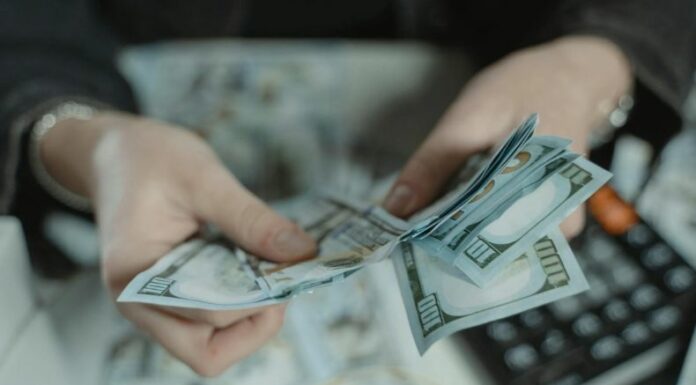 El sector construcción lidera crecimiento con 23.6%, seguido por comercio y servicios; economistas advierten sobre la orientación del financiamiento.