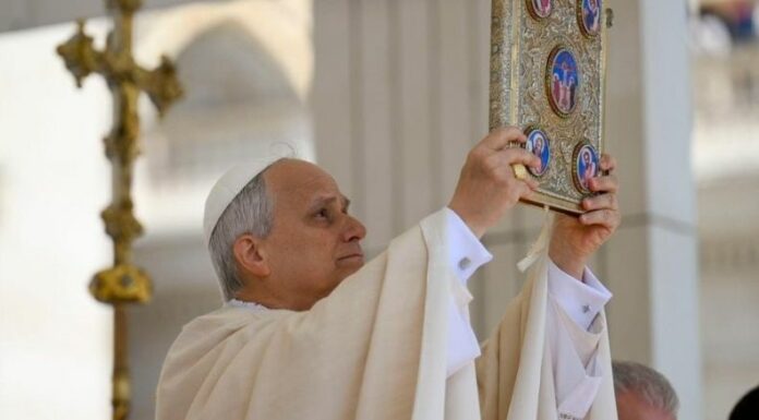 El primer papa estadounidense y nacionalizado peruano, León 14 presidió la misa inaugural de su pontificado este domingo.