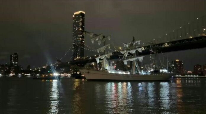 Dos personas murieron y varias resultaron lesionadas tras el choque de un buque contra el puente de Brooklyn de Nueva York.