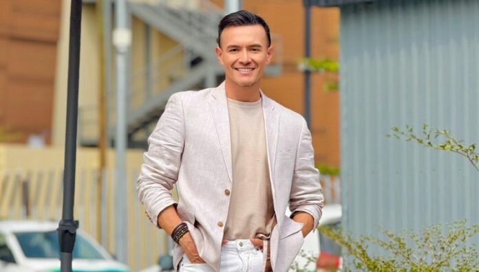 Víctor Emmanuelle celebra su cumpleaños 41 con una fiesta adelantada en Prendi2 Víctor Emmanuelle fue sorprendido y aunque su cumpleaños es hoy, 19 de mayo, la fiesta se vivió con alegría y sorpresas.