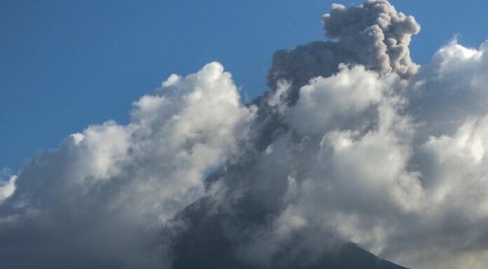 El volcán está situado al este de Indonesia y entró nuevamente en erupción este lunes, lanzando una inmensa nube de ceniza.