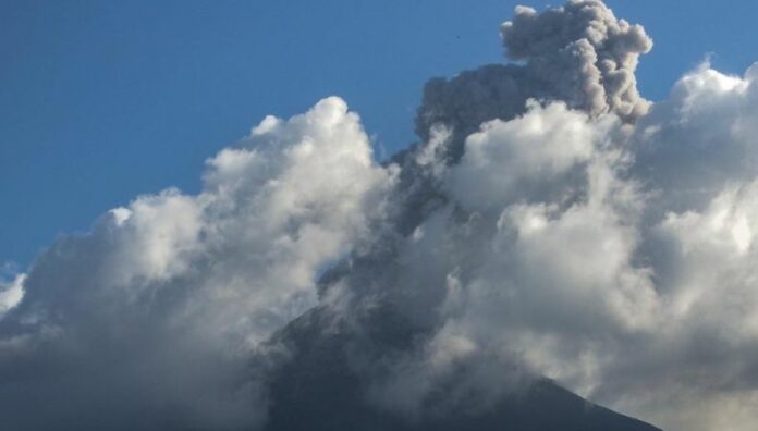 Alerta en Indonesia por erupción del volcán Lewotobi Laki-laki El volcán está situado al este de Indonesia y entró nuevamente en erupción este lunes, lanzando una inmensa nube de ceniza.
