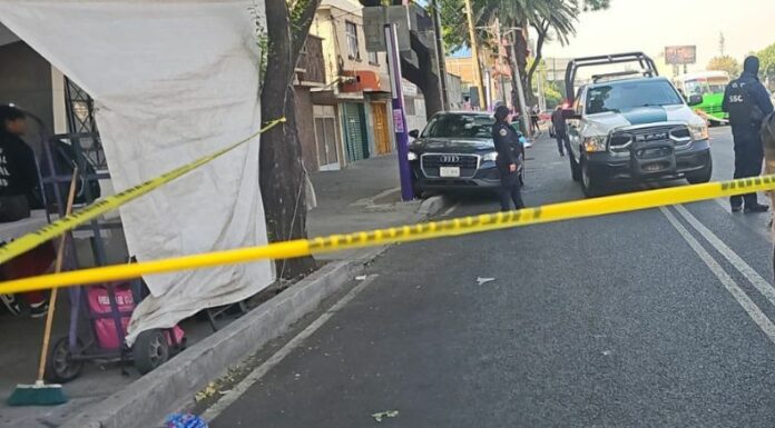 Las autoridades de la Ciudad de México realizan diligencias para esclarecer el ataque en el que dos funcionarios perdieron la vida.