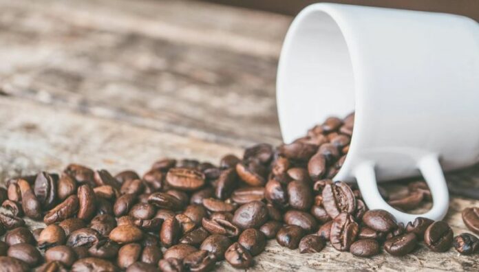La Asociación Cafetalera de El Salvador y caficultores dicen estar en zozobra tras la caída del precio internacional del café, la libra descendió a 3.5% en abril.