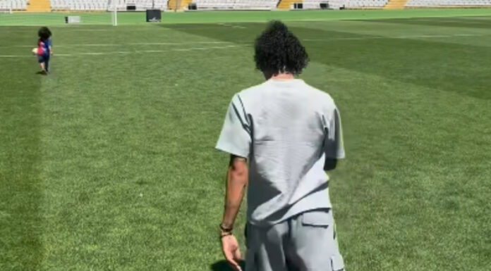 Raphinha recorrió el estadio del equipo catalán en forma de agradecimiento por los títulos logrados en la temporada.