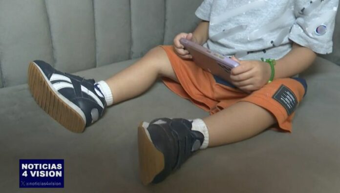 Expertos recomiendan medir el tiempo de uso de internet en niños Expertos recomiendan crear horarios para el uso del internet en los niños, fomentar actividades al aire libre y promover la convivencia.