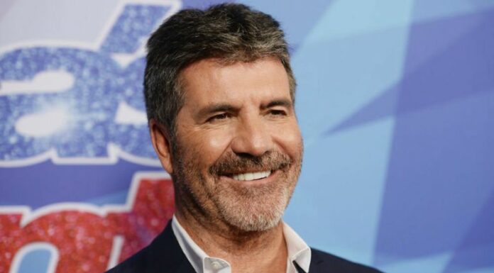 El productor británico Simon Cowell, conocido por su carácter implacable en televisión, luce irreconocible.
