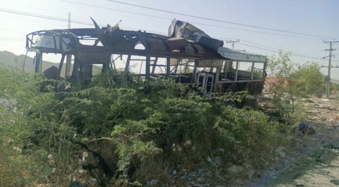 En Pakistán, al menos cuatro niños y dos adultos perdieron la vida en un ataque con explosivos contra un autobús escolar.