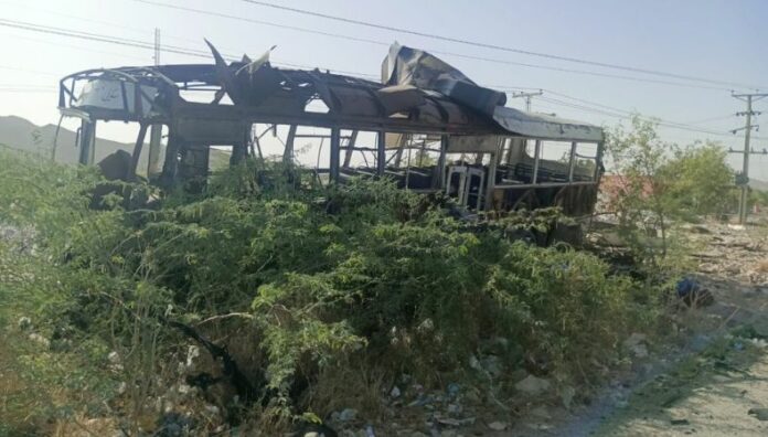 Pakistán Al menos cuatro niños mueren en un ataque contra autobús escolar En Pakistán, al menos cuatro niños y dos adultos perdieron la vida en un ataque con explosivos contra un autobús escolar.