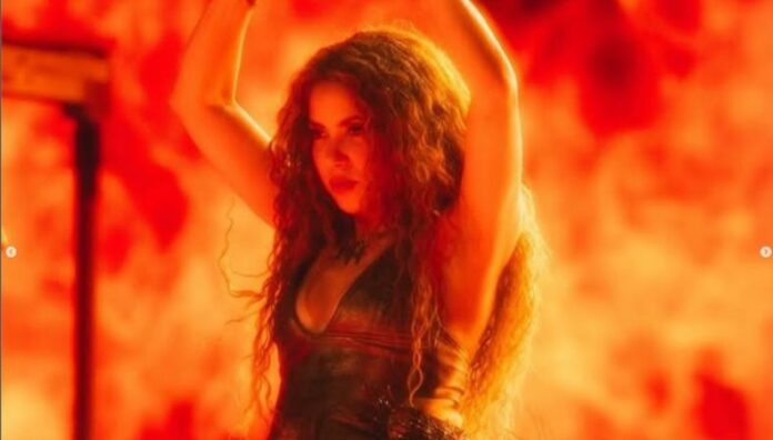 Shakira sufre tremenda caída durante concierto en Canadá Tremenda caída fue lo que se llevó Shakira durante uno de los conciertos de su gira