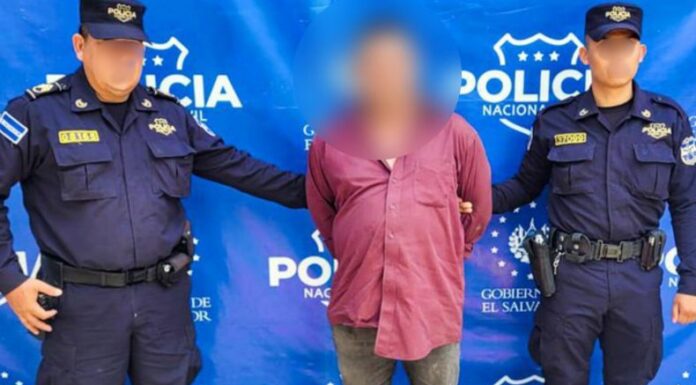 Un hombre fue detenido tras amenazar con un corvo al motorista de un microbús de la ruta 21 y causar daños a la unidad.